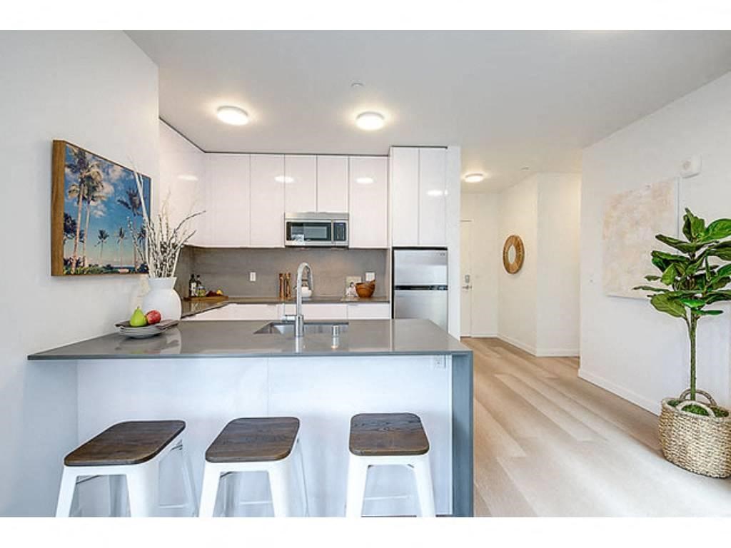 Kitchen peninsula with seating