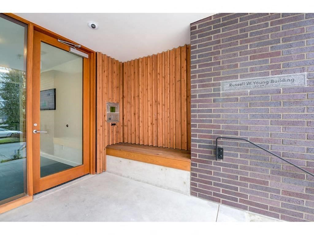 Entryway seating area