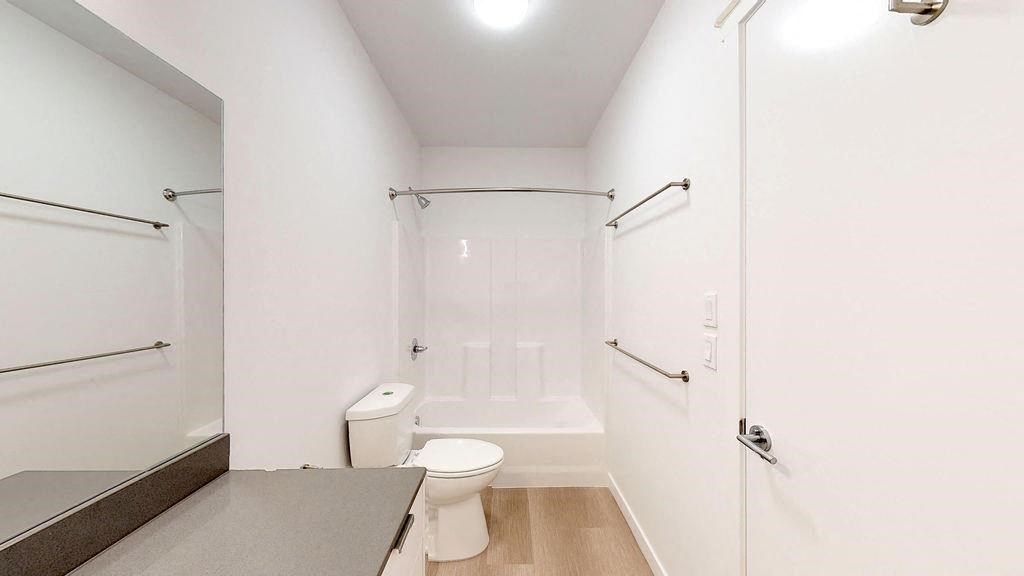 Bathroom with tub/shower