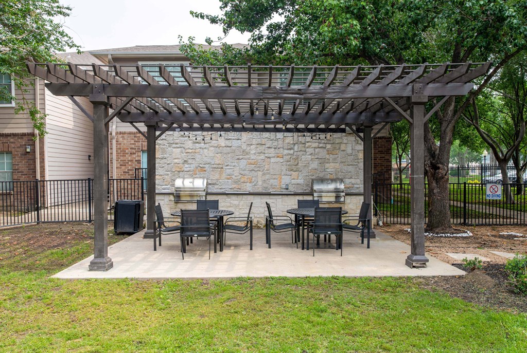Pet-Friendly Apartments in Houston, TX – Westchase Forest – Photo of BBQ Grill and Picnic Tables