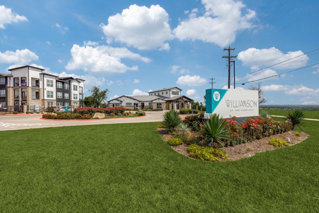 A sign that says Williamson in front of some houses.