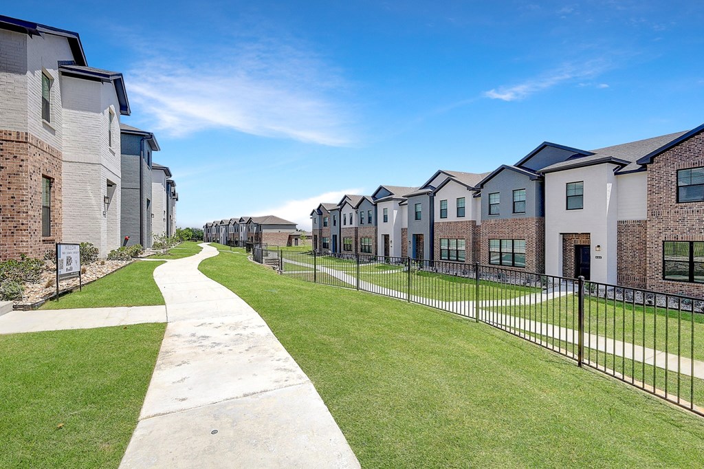 the preserve at ballantyne commons apartments walkway and grass