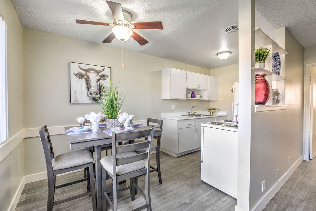 a dining room and kitchen with a ceiling fan