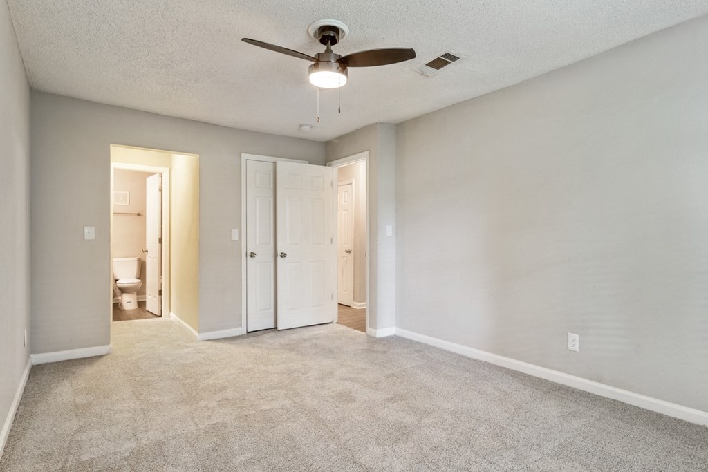Bedroom at Wyndcliff Galleria in Smyrna, GA, featuring plush carpet and a ceiling fan.
