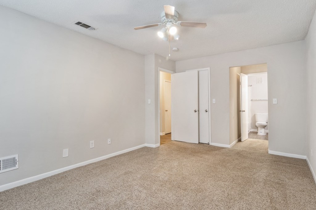 Bedroom at Wyndcliff Galleria in Smyrna, GA, featuring plush carpet and a ceiling fan.