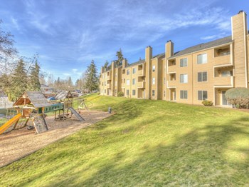 Nickel Creek Apartments in Lynnwood Washington photo of beautiful landscaping - Photo Gallery 17