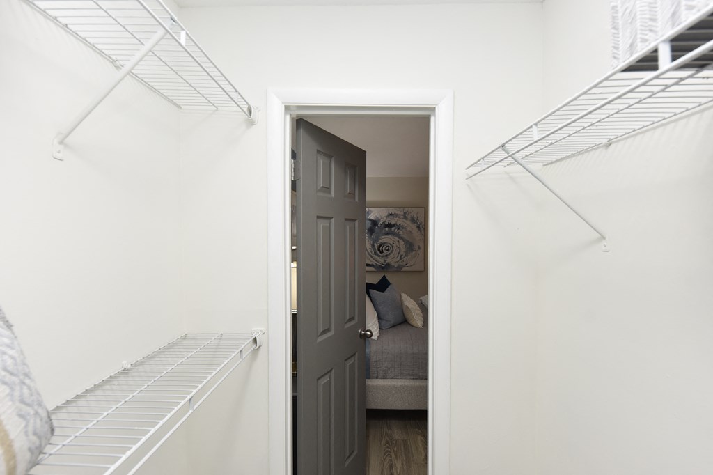 Modern 2 bedroom apartment in Belle Meade with walk-in closet storage