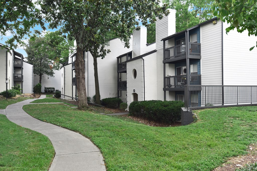 Exterior view of Vetra West End Apartments in Nashville TN 37205