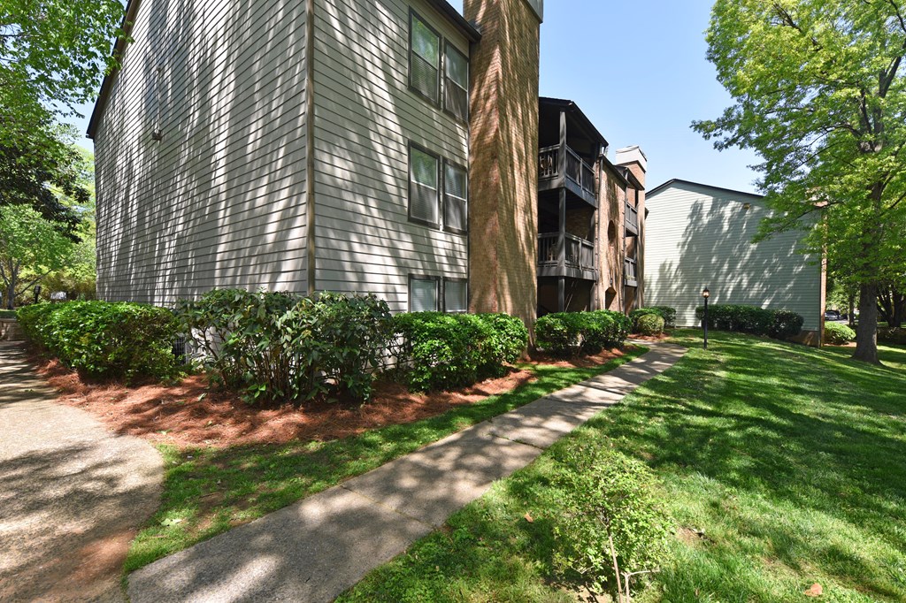 Exterior view of Vetra West End Apartments in Nashville TN 37205