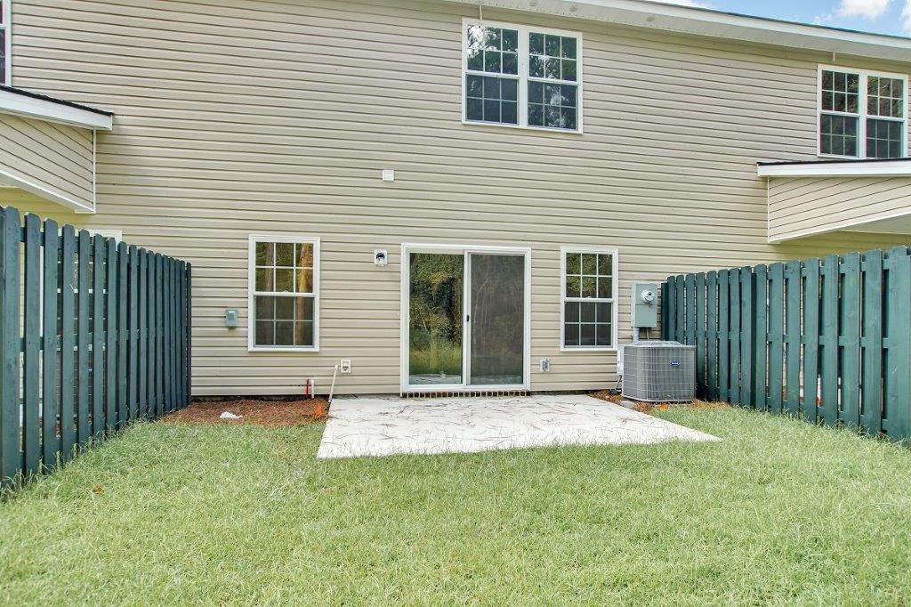 Omnia at Richmond Hill Townhomes in Georgia photo of spacious backyard with concrete patio