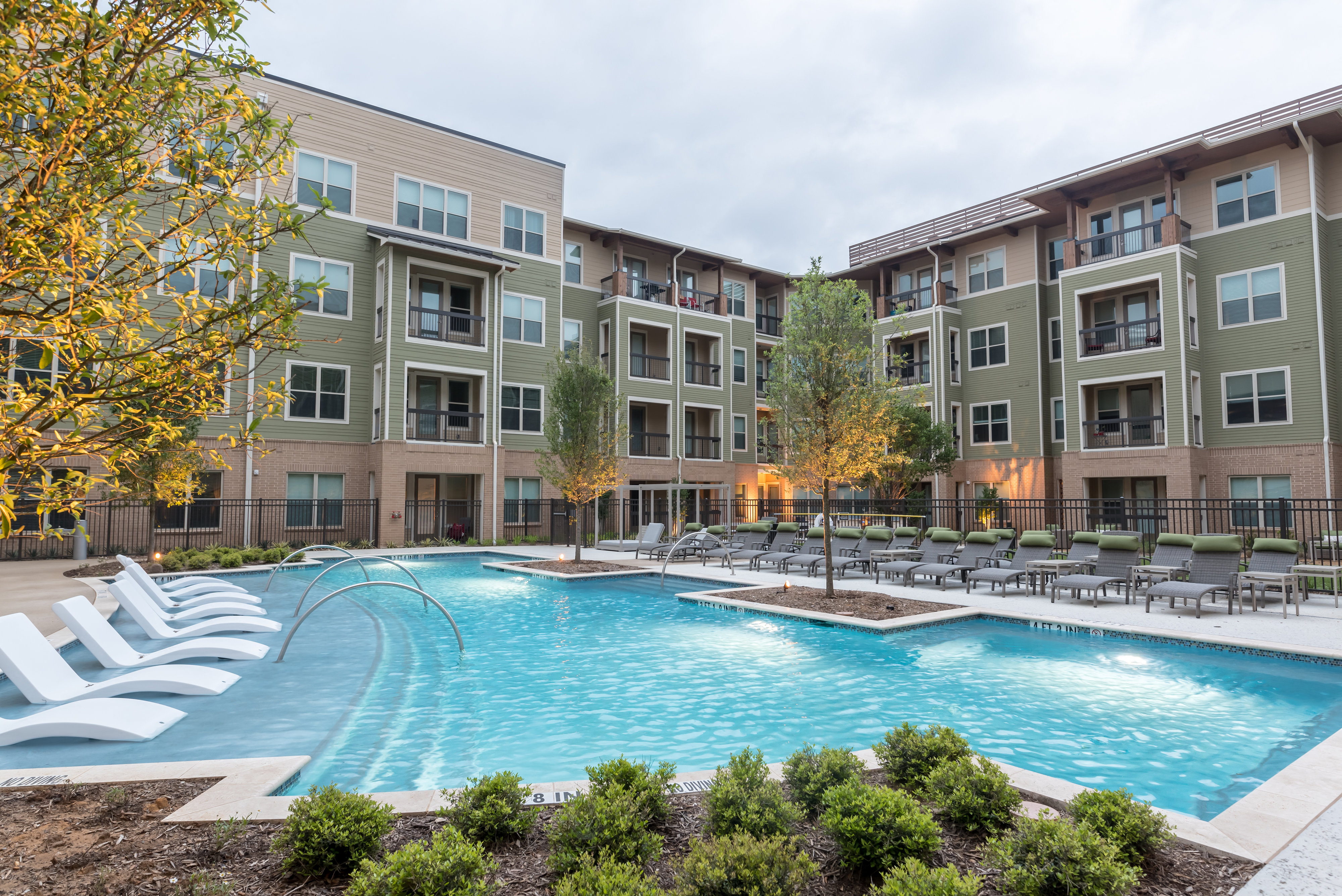 The Roosevelt at Arlington Commons Apartments, 425 E Lamar