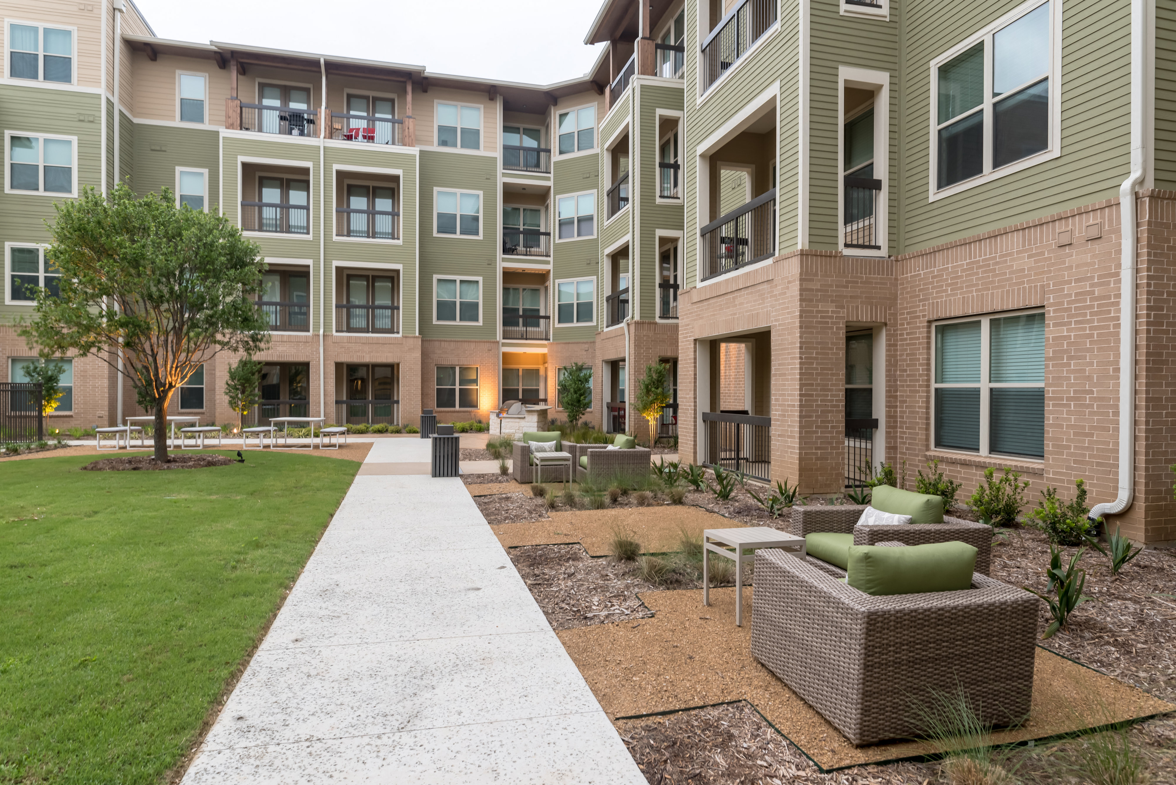 The Roosevelt at Arlington Commons Apartments, 425 E Lamar