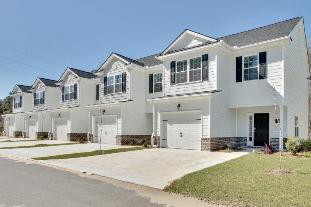 Harris Trail Luxury Townhomes for rent Richmond Hill, GA photo of townhomes with garages and driveways