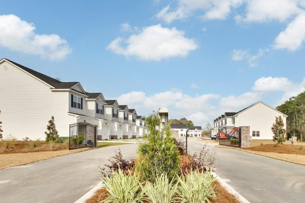 Harris Trail Luxury Townhomes for rent Richmond Hill, GA photo of community entrance
