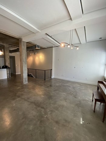 410 E 5th St 1-2 Beds Apartment for Rent - Photo Gallery 5