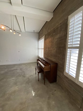 410 E 5th St 1-2 Beds Apartment for Rent - Photo Gallery 6