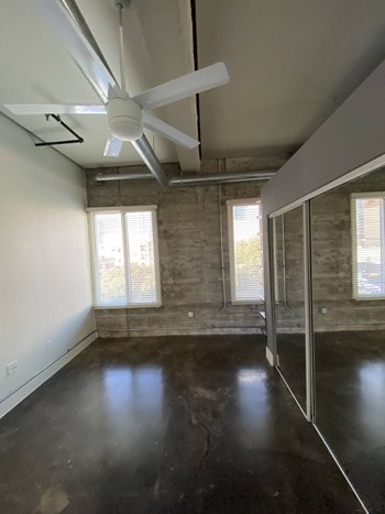 410 E 5th St 1-2 Beds Apartment for Rent - Photo Gallery 23