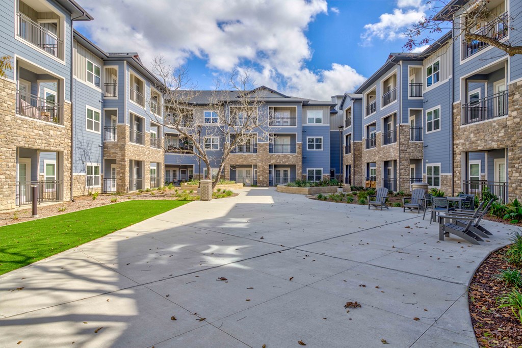 the preserve at cardinal heights apartments courtyard with tables and benches
