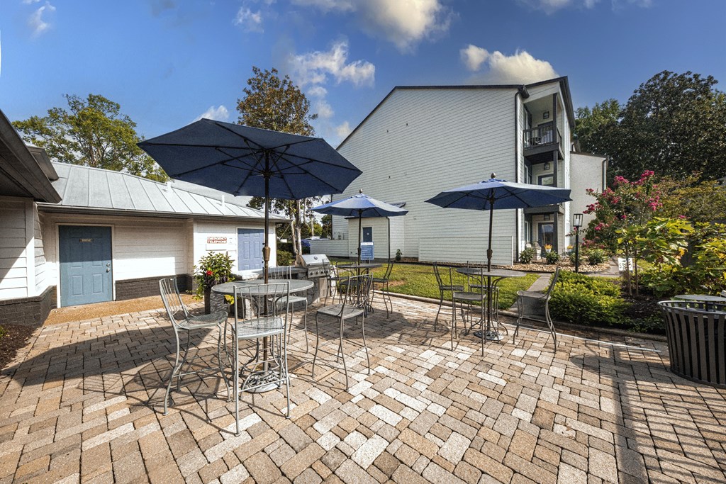 TOutdoor grill and picnic area at Vetra West End Apartments in Nashville TN