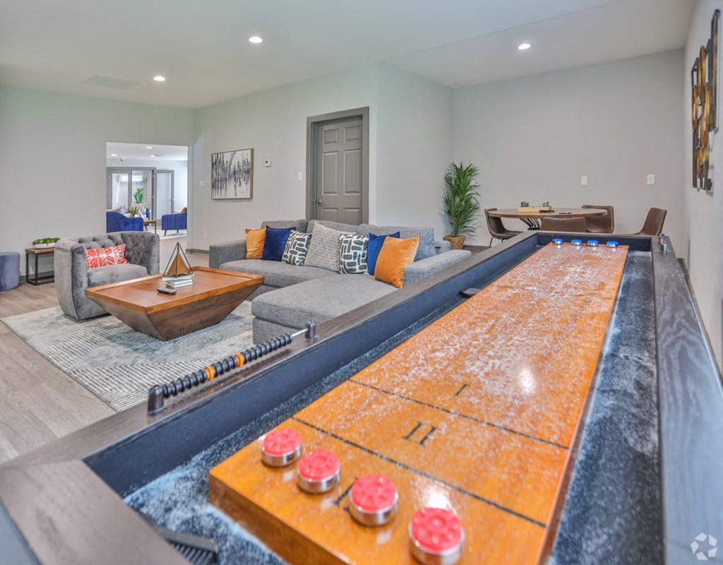 additional photo for property listing at chic digs with room to stretch out in the village 22 car