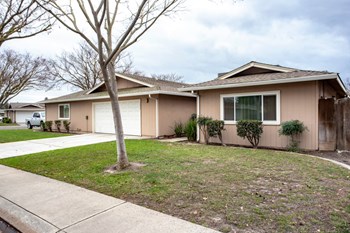 Apartments Modesto-Briggsmore Place Front Yard with Lush Lawn and Trees