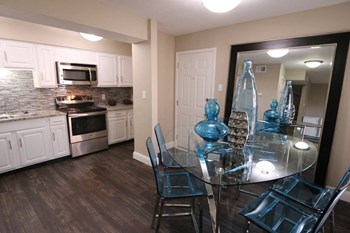 dining area with view to kitchen - Photo Gallery 3