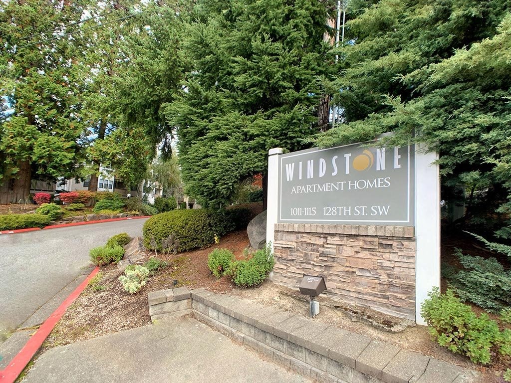 a sign for windsor me apartment homes in front of some trees