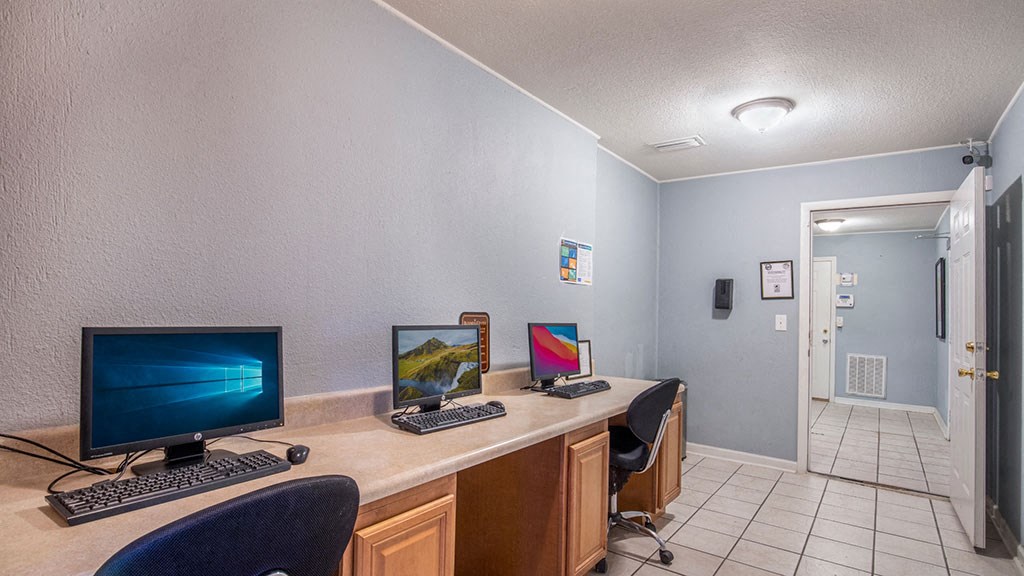 The Element at River Pointe apartments in Jacksonville Florida photo of business center