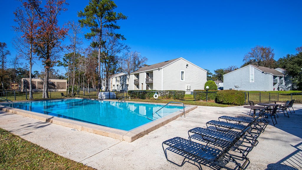 The Element at River Pointe apartments in Jacksonville Florida photo of resort style pool