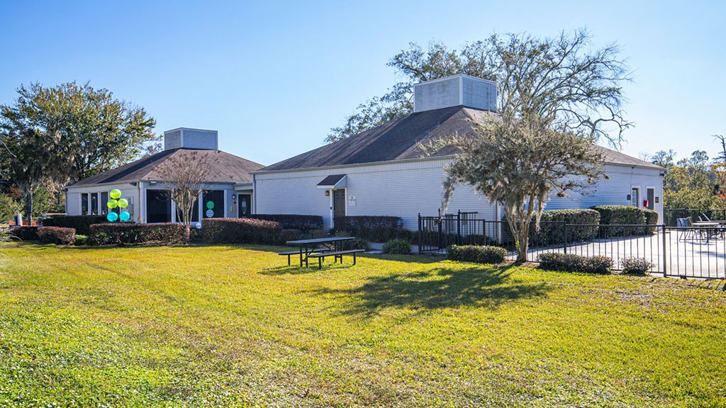 The Element at River Pointe apartments in Jacksonville Florida photo of leasing office building