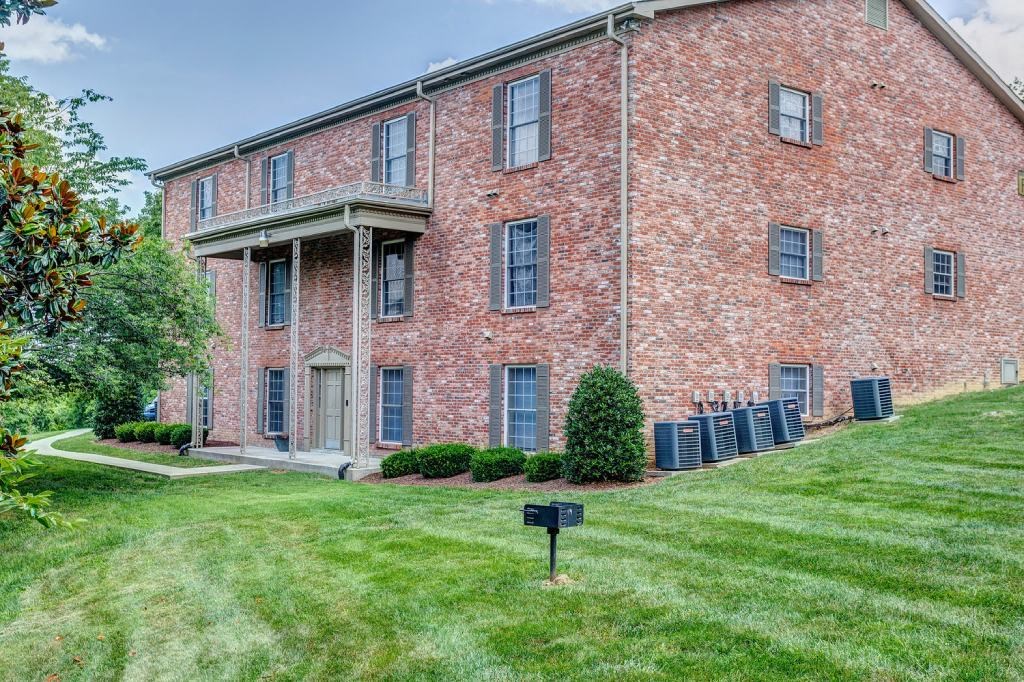 Jamestown Apartments in Nashville, TN photo of apartment building