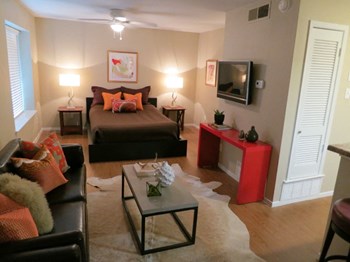 1611 West 39 1/2 Street Studio-1 Bed Apartment for Rent - Photo Gallery 4