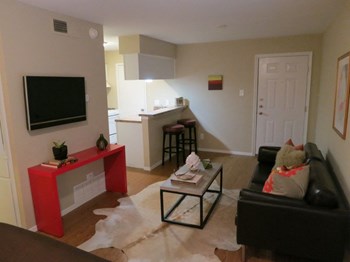 1611 West 39 1/2 Street Studio-1 Bed Apartment for Rent - Photo Gallery 5
