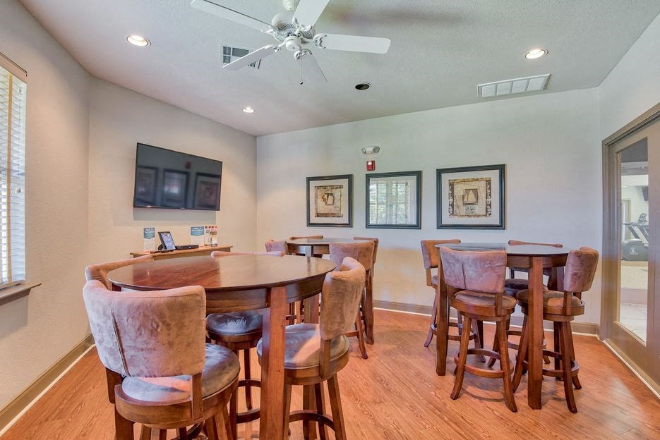 Pet-Friendly Apartments in Beaumont, TX – Breakwater Bay - business center with tables