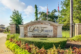 the entrance to the lake forest apartment homes entrance sign
