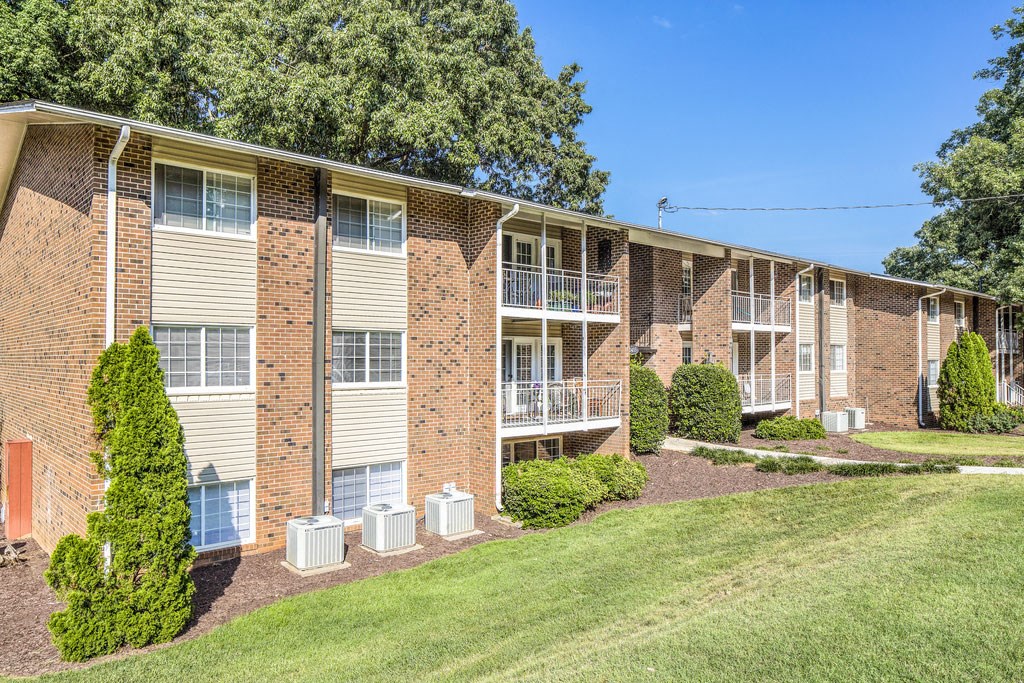 Grand Arbor Reserve apartments in Raleigh North Carolina photo of community building