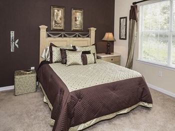 Parkway Grand apartments in Decatur Georgia photo of bedroom - Photo Gallery 7