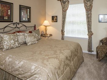 Parkway Grand apartments in Decatur Georgia photo of bedroom - Photo Gallery 6
