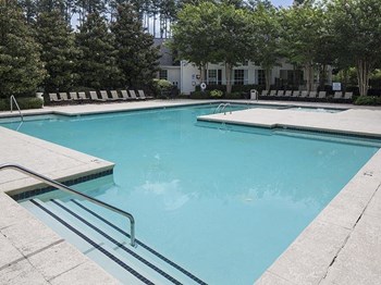 Parkway Grand apartments in Decatur Georgia photo of resort-style pool - Photo Gallery 12