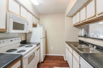 The Pearl at Highland Village Apartments in Jackson Mississippi photo of kitchen