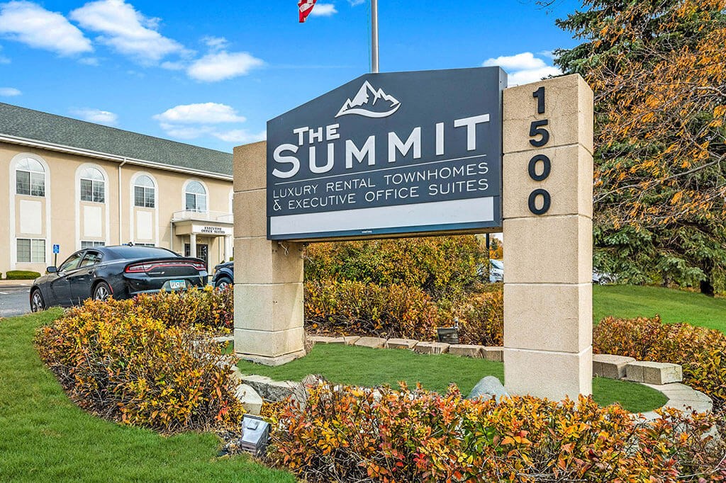 Pet-Friendly Townhomes in Burnsville, MN – Summit Townhomes - photo of monument sign