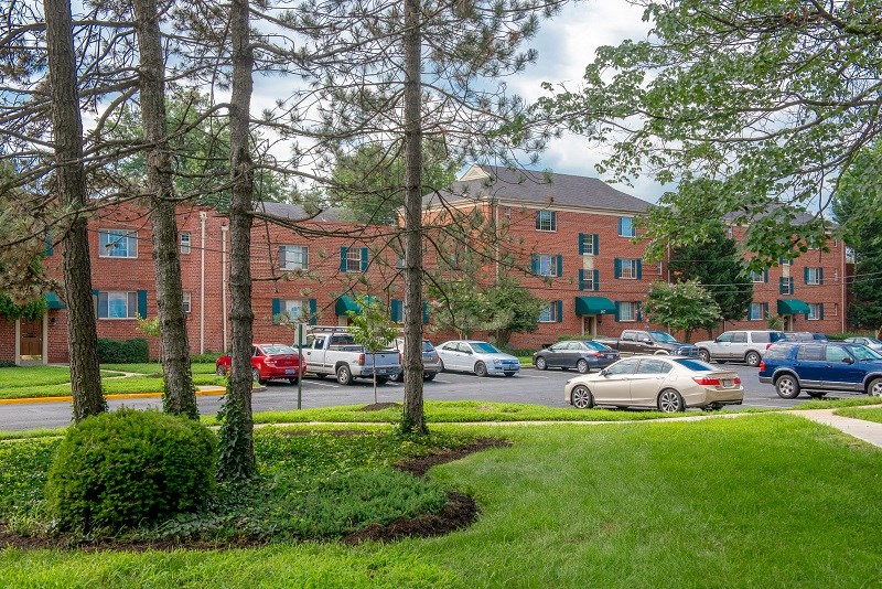 a large brick building with cars parked in a parking lot