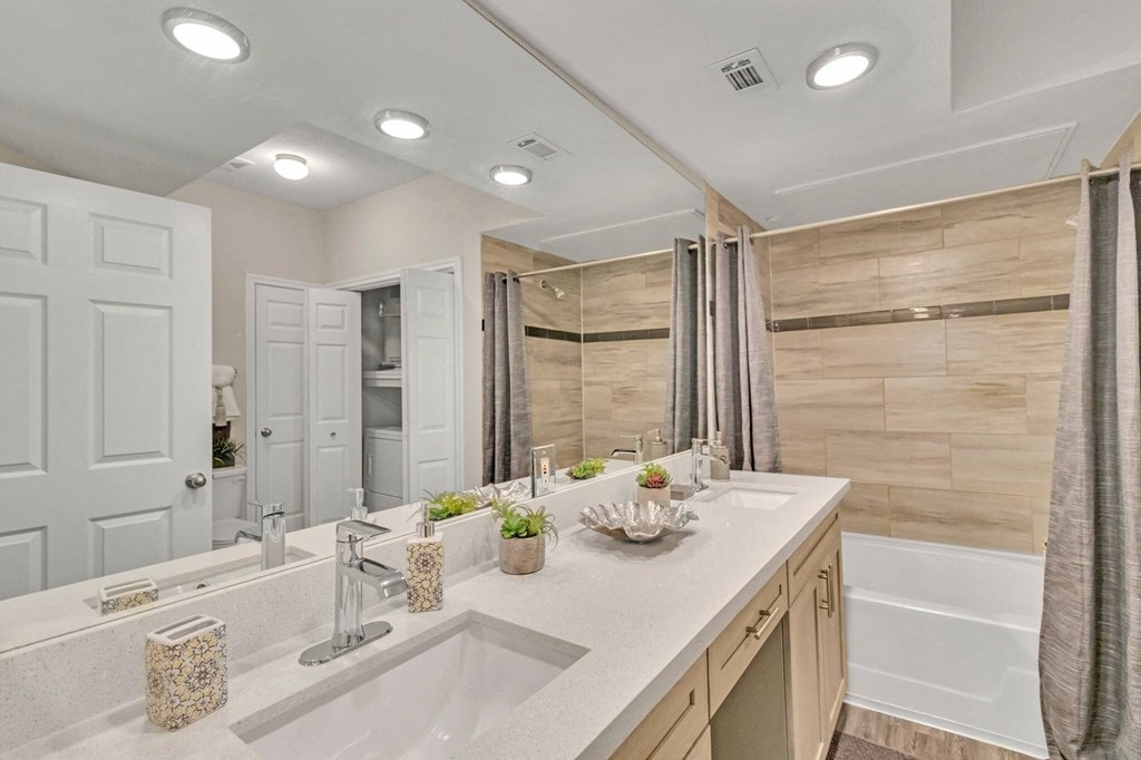 Pet-Friendly Apartments in Houston, TX – Gramercy Park – Photo of a bathroom with two sinks and a tub and a shower