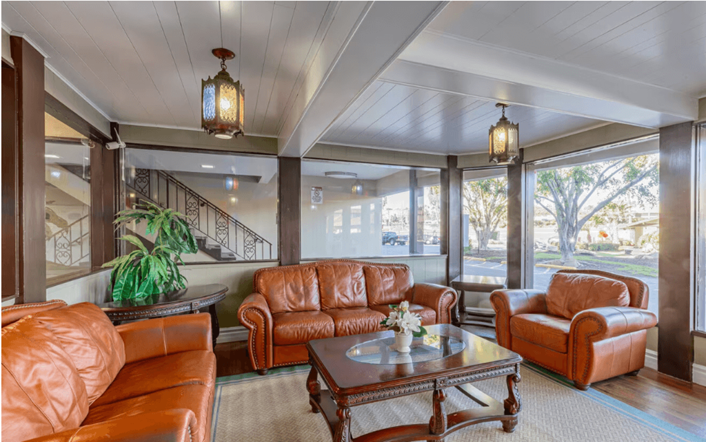 additional photo for property listing at chic digs with room to stretch out in the village 22 car