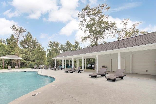 Omnia at Richmond Hill Townhomes in Georgia photo of pool and sun deck