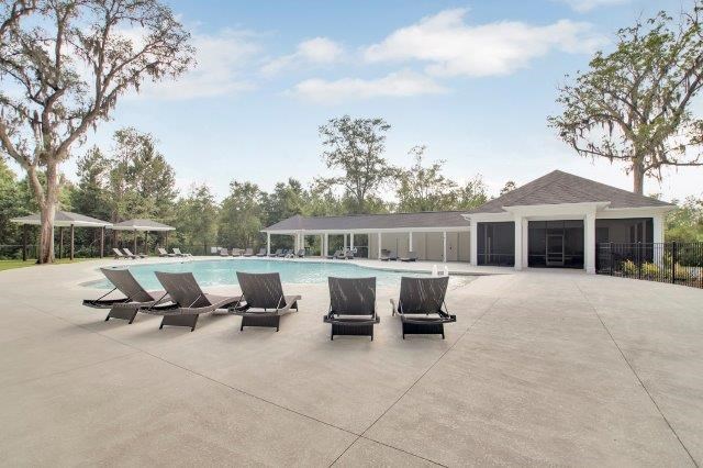 Omnia at Richmond Hill Townhomes in Georgia photo of resort style pool and sundeck