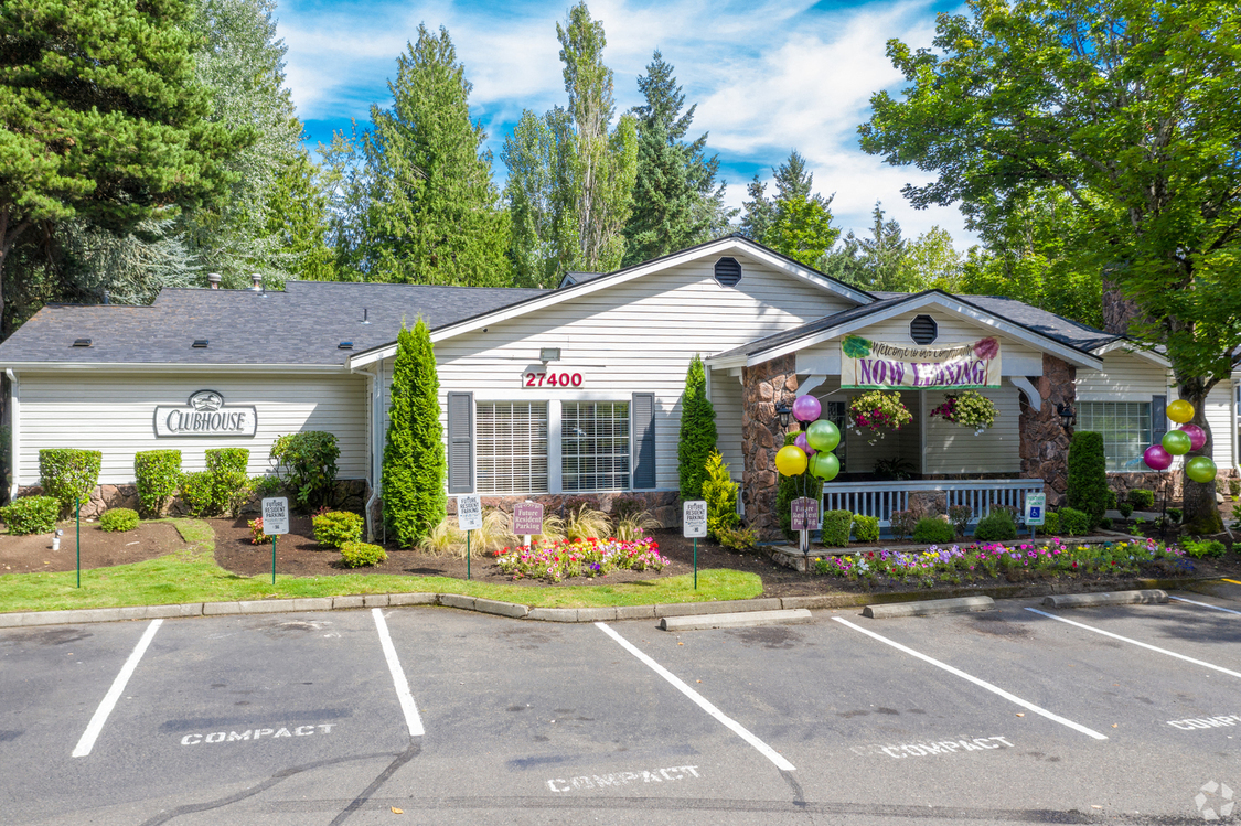 Clubhouse with entertainment center, fitness center, kitchen, indoor pool, sauna and complimentary tanning bed