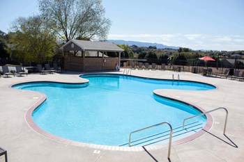 Lounge Swimming Pool With Cabana at Smoky Crossing Apartments, Tennessee