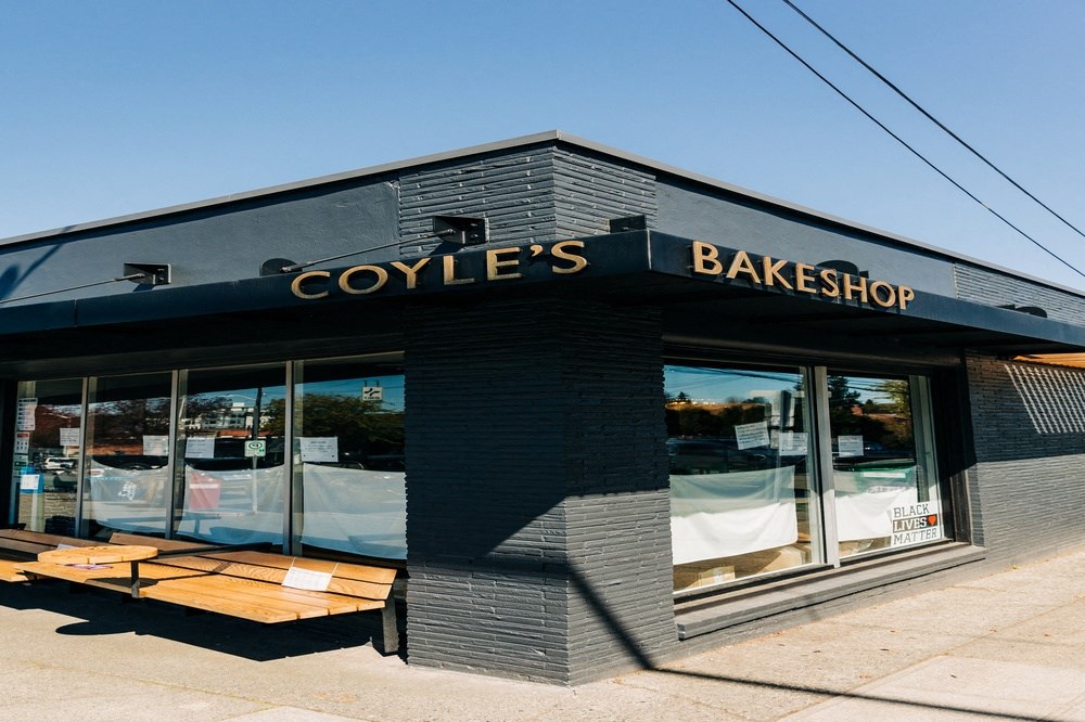 a view of the front of the building