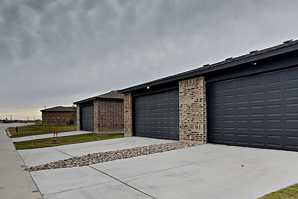 Willow Park TX, Pet-Friendly Townhomes - Willow Crossing Townhomes - Car Garages